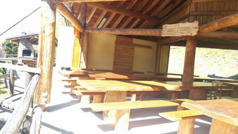 tables et bancs pour un cetaine de personnes